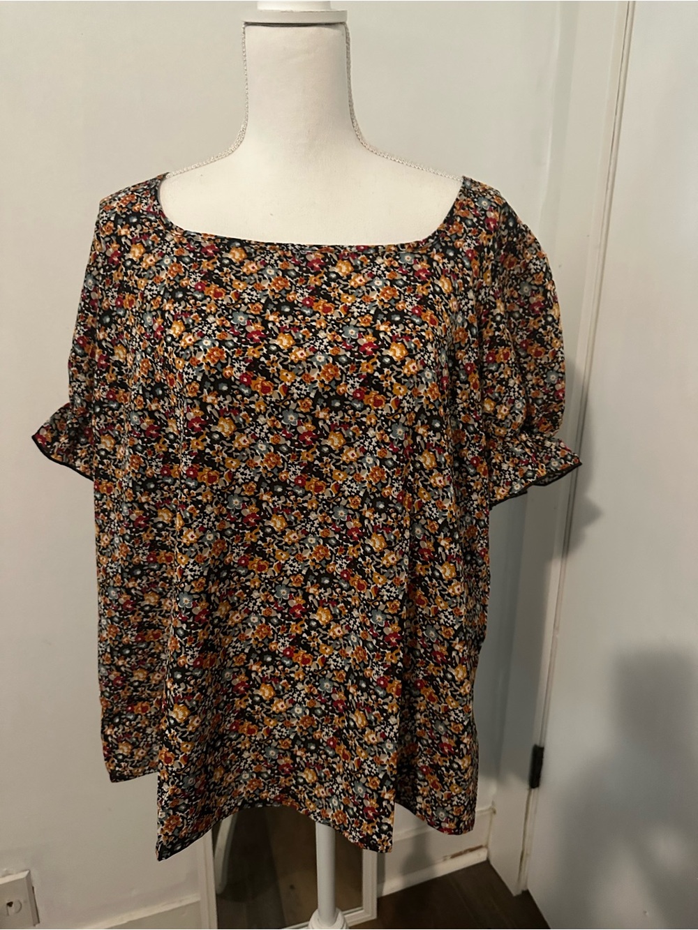 Floral Square-Neck Short Sleeve Top in Black Multi